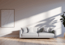 Helles minimalistisches Wohnzimmer mit Pflanze