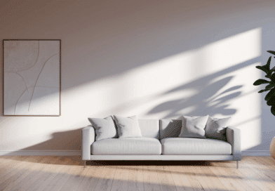 Helles minimalistisches Wohnzimmer mit Pflanze